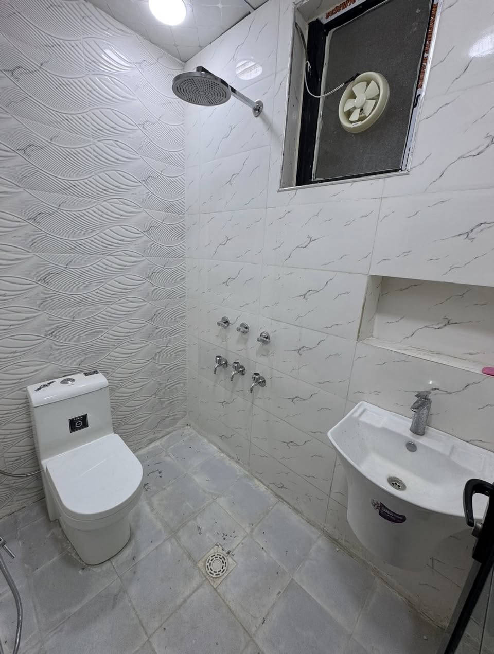 للبيع في السيدية لدي مكتب القيسي للعقار
بيت حديث زيرو 

مساحة 70م²         واجهة 4.17م             نزال 17م

يتكون البيت من مدخل واحد يحتوي على

#الطابق_الارضي غرفه نوم وصالة ومطبخ وخدمات ومنور 
#الطابق_الاول غرفتين نوم وخدمات 
#الطابق_الثاني بيتونه وسطحين 

البيت حديث واجهة مرمر ارضيات مرمر ابواب قاصة شبابيك المنيوم

📍الموقع الضباط مربع شاكر عبود 

( السعر وتفاوض مباشر مع صاحب العقار )

للاستفسار اكثر اتصل على الارقام او مراسلة الصحفة 

***********

***********  

👇🏼👇🏼👇🏼👇🏼
                        مكتب القيسي للعقار 
السيدية ⬅️ شارع المركز مقابل التفاح الاخضر

🔴 نكفيك عناء البحث ✔️ لتمتلك عقارك 

عندك بيت 🏠 وحاير شلون تبيعه نحن نجيبلك المشتري وبسعر الذي يناسبك

عندك بناء 🏗️ وما عندك وقت تبني نحن نبني لك بأسعار تنافسيه وبكوادر هندسيه مع توثيق مراحل العمل بالتصوير حتى تكون مطمئن
