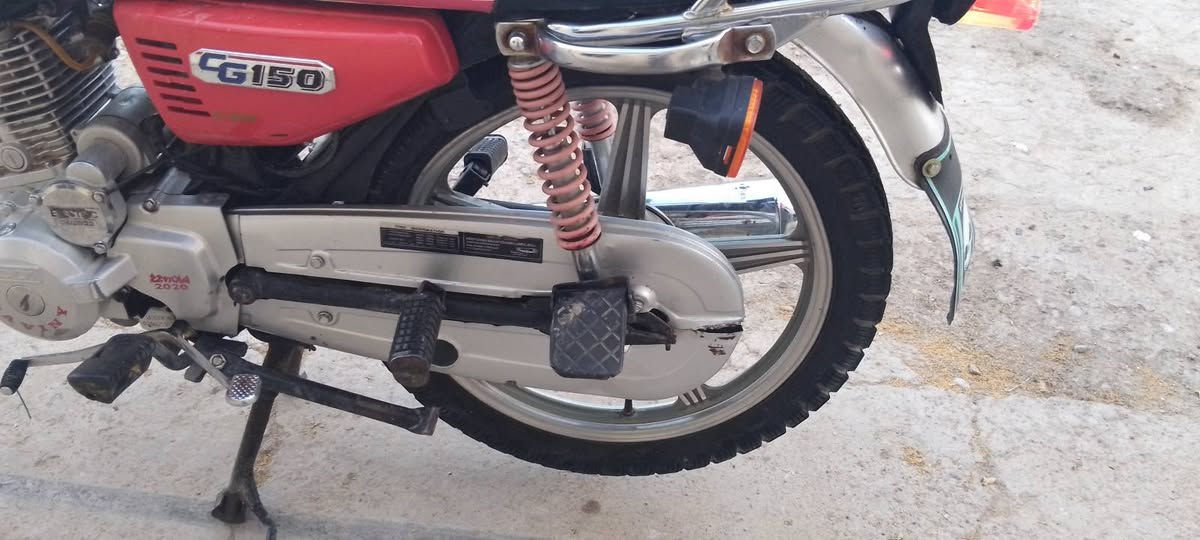 مر خصت مدير الكروب 🫡🙋سلام عليكم اخواني🧑‍🤝‍🧑 دراجه سيفان🏍️
 موديل 2020🫴 كهربائيات كلها شغاله👍 دبل اشاره ضفيره جديده👍 باتري جديد بك لايت جديد👍 سيبايه اصليه👌 جديده جوزه جديده دراجه ماناقصها 🤏اي شي  مكان بغداد الراشدية 🏫🤍استفسار🫴 💸سعرها 350وبيها مجال🫡 تحياتي للجميع ***********📱

