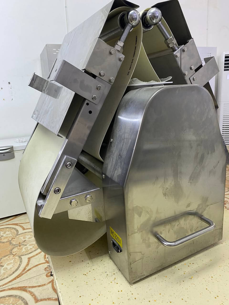 • السلام عليكم ورحمة الله وبركاته..

• للبيع فردة عجين (Dough Sheeter) منضدية، ستانلس ستيل بالكامل، جديدة غير مستعملة . مال شغل معجنات، كيك، وكرواسون.

• المواصفات:
• الموديل: LM-S380 (حجم منضدي ممتاز ما يأخذ مساحة بالمطبخ).

• التحكم بالسمك: قياس الفرد دقيق جداً يتحكم بسمك العجينة من (0 إلى 35 ملم) حسب الرغبة.

• الكهرباء: اقتصادية جداً (400 واط) وتشتغل على نظام 220 فولت (تشتغل على المولد عالي العال).

• النظافة والأمان: الحزام الناقل نظيف جداً ومحافظ عليه مثل ما واضح بالصور، والجهاز مجهز بزر التوقف الاضطراري للأمان (Emergency Stop).

 الوزن والأبعاد: وزن الجهاز 90 كيلو غرام (حديد ثقيل ورصين لمنع الاهتزاز أثناء الفرد)، وأبعادها ملمومة وعملية (200x77x58 سم ).

• الفردة كاملة ومكملة وشغالة فحص وتجربة

• السعر: [2,500,000 دينار]
• المكان : [الفلوجة/ الانبار]
• للاتصال والاستفسار: [***********] اتصال او واتساب
