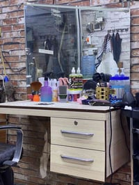 ميز حلاقه عدد ٣ للبيع للتواصل ٠٧٧٢٩٢٤١٥٣٣