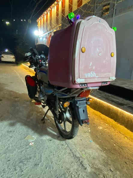 سلام عليكم
دايوان عظم (2021) الدراجة نظيفة تخبل محركها ما مفتوح 
تأخذه منا تطلع شغل بيها منا ، الدراجة مجرد أوراقها ضايعة ، لكن اكفلها سرقة الدراجة . السعر ٥٠٠ 
مكاني  بغداد ـ البياع ـ السويب .
*********** متواجد هنا
