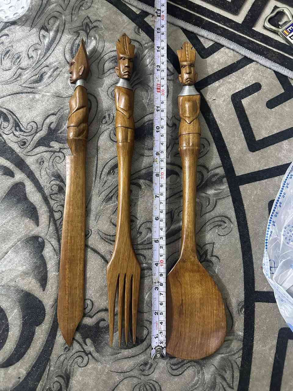 طقم انتيكا من الخشب الصاج نحت  منحوت يدويًا
قطعة ديكور مميزة مصنوعة من الخشب بنقوش على شكل وجوه تقليدية.  للاقتناء لمحبي القطع التراثية والأنتيكات. الطقم مكون من ثلاث قطع (ملعقة، شوكة، وسكين) بحالة ممتازه جداً  بسعر 50 الف التواصل على الرقم ***********  يوجد واتساب
