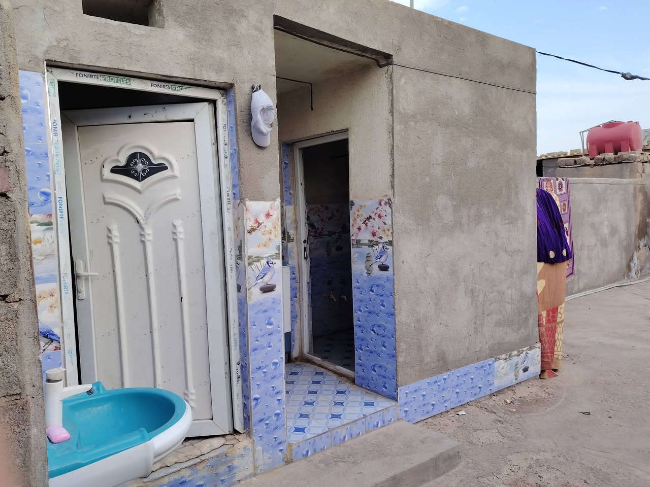 سلام عليكم بيت للبيع حواسم في ميسان ابو رمانه بظهر ملعب ميسان الاولمبي على شارع عشرين يحتوي البيت على استقبال وصاله ومطبخ وغرفه نوم واحده استفسار تصال على رقم ***********
