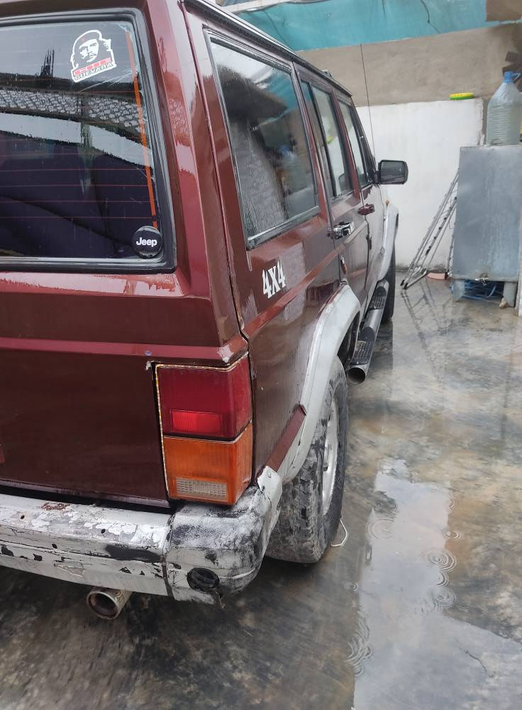 جيب شيروكي موديل 1990كيرو محرك بلاد شرط  دبل اكسل تبريت غازو بنزين رقم كركوك سنوي جديد سعر ٤٠ بي مجال ***********/*********** كركوك, العراق
