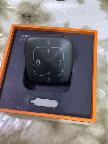 هذا هو مفتاح تحكم عن بعد ذكي بتقنية البلوتوث لسيارة Zeekr 001. 
يسمح المفتاح بالتحكم في قفل وفتح الأبواب.

يمكن إقرانه ببطاقة المفتاح الذكي للسيارة.

يدعم اتصال بلوتوث.

يتوفر في عبوة أصلية مع عنوان MAC.

تواصل على رقم الهاتف ***********
سعره 75الف قفل
