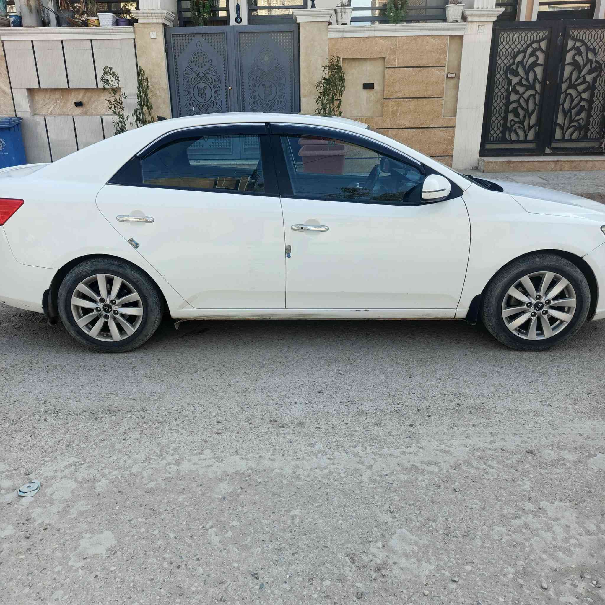 كيا سيراتو للبيع موديل ٢٠١٢ خليجي فول بصمة سيارة احلى من الصورة السيارة جاهزة بأ أسمي تحويل ثاني يوم رقم الجديد والسونار مرفق بالصور السعر ١١٣ ورقة وبيه مجال قليل حك الجية مكان  السيارة الدورة ابو دشير او حي القاهرة قرب نادي الطلبة
رقم الهاتف ***********
