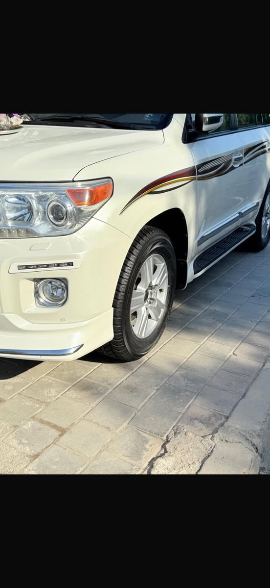 سلام عليكم 
تويوتا  لاندكروز 
موديل 2013 
شركت ساز 
فول موصفات واحد على واحد 
مكينه 8 اسلندر 4600 سبير ما نازل 
عده ما مفتوحه مكفوله كفاله عامه 
عدد بصمات اثنين ماشيه 73 ألف 
رقم أربيل الدولي تحويل ثاني يوم 

السعر عند الاتصال 
الهاتف ***********
مكان السياره بغداد
