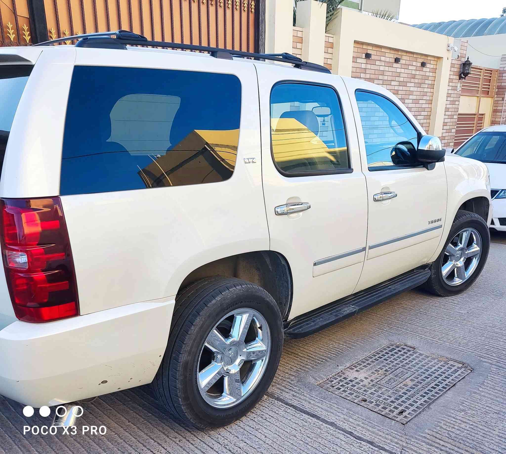 السلام عليكم...
للبيع شوفرليت تاهو 2014 LTZ  امريكي  حادثها بسيط جدا  صبغ على كد شبر بين الباب والچاملغ الامامي الايسر  
سياره دخول جديد  حديده سابقا
وحاليا اتسجلت وفق قرار 102 لسنة 2026 رقم بغداد 
الحاله _ ممتازة جدأ
كاميرا خلفية _ رادارات امامية وجانبية _ حساس _ بلاجكتور   _ كشنات جلد  كهرباء _ كشن خزن _ كشن تبريد تدفئه  _ صندوق جك  _  usb _ سلايد روف - فور ويل _  دوسات بانزين وبريك كهرباء - وبعد بيها كومه مواصفات تجي وتشوف بعينك افضل 
السيارة باقية ع نظافتها داخل جلد بيجي 
محرك وكير بحالة ممتازه برغي واحد مامفتوح بيها
بدون صوت بدون دخان بدون بخار 
ويل LTZ حجم 20 
للاستفسار الاتصال على الرقم ***********
