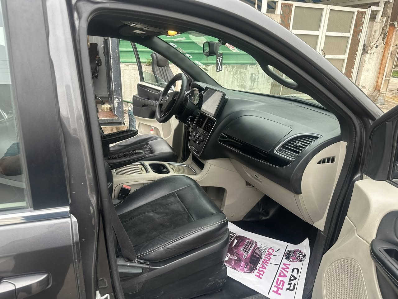 دوج كرفان موديل 17 رقم اربيل
فول حادث جاملغ خالفي
السعر 160 بيها مجال

***********
