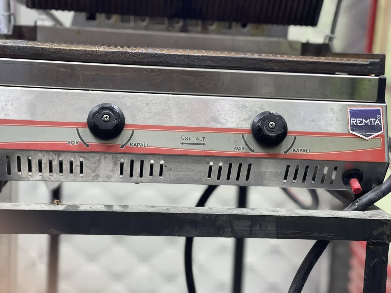 سلام عليكم عيني كابسه صاج اخو الجديد مثل ماواضح كدامكم سعر150وبيه مجال الهاتف ***********
