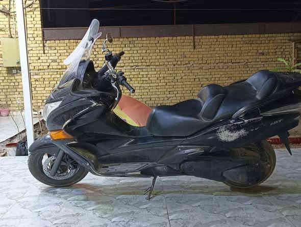 سلام عليكم 
للبيع 
دراجة سلفر وينغ GT محرك 400 cc
ميكنة مكفولة ما مفتوح برغي بيها 
اكزوزت رياضي ومبرمج طلقات 
اوفر مود 
بيها ملاحظات بسيطة 
الكفر نظافة 50% 
تجي وتفحص وبيك خير وتدلل 
كفالة فقط على المكينة من كلشي 
السعر مليونين و400 الف وبيها مجال 
العنوان الكوت 
بيها مكاتبة ومنفيس 
الرقم ***********
متواجد عالواتساب وأتصال
