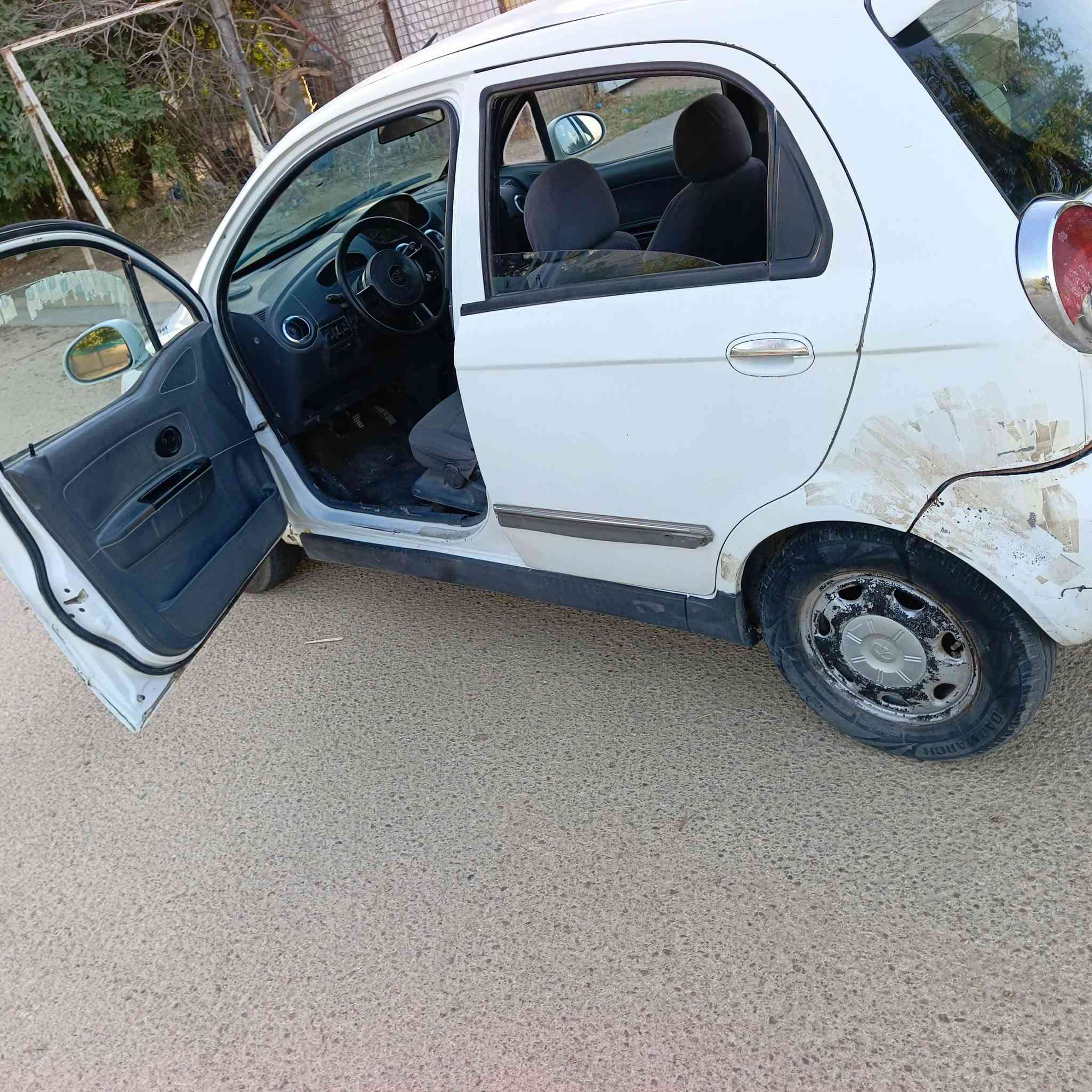 السلام عليكم سياره مراوس بستوته او موطور هيوشه موديل 24 او 25 سياره شغاله وكامله بيه نقوصات قليله سياره كير عادي ( موديل 2010 تبريد شغال نقص غاز ) سياره مال مطارد😅) مكاني الغدادي الحي السكني  ***********
