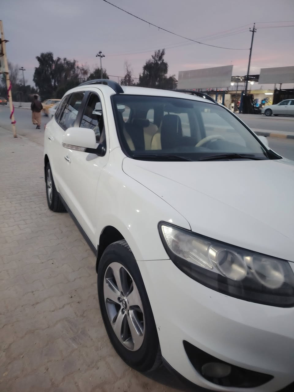 سلام عليكم عندي هاي السياره كفاله عامه موديل ١٢ رقم بغداد ٦ سلندر اتصال ***********
