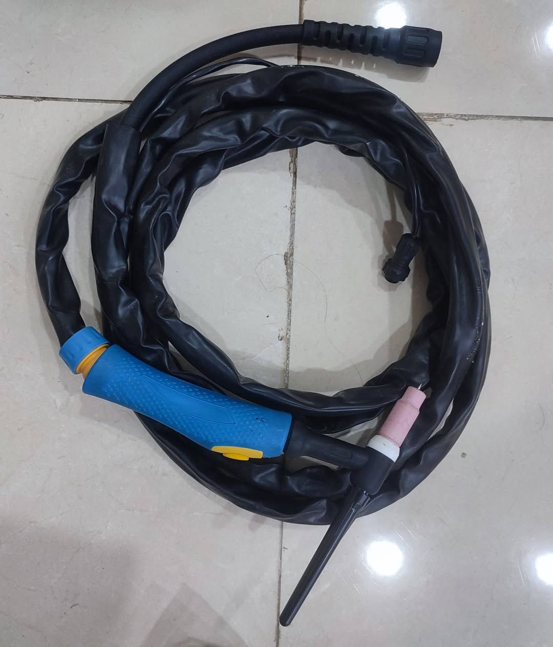 السلام عليكم 
متاح مكينة لحيم تگ AC_DC 🔥

ماركة گرتك تكنولوجيا يابانية ✅
تلحم الالمنيوم و كافة المعادن ٢٠٠ امبير 💪

وياها بطل ارگون و بي غاز و وياها ممات و ابر و شياش لحيم المنيوم و كافة الملحقات 

يعني الشراي ما يتعب بس يشكل على الكهرباء 🔌 و يلحم 

للتواصل 
***********
