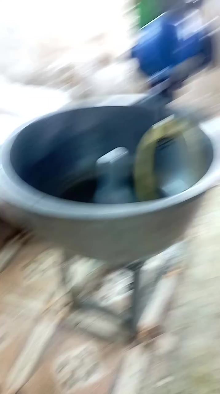 السلام عليكم عجان للبيع هي والقاعدة كامله الوزن تاخذ من 25 ل 30 كيلو تواصل على الرقم او واتساب ***********
