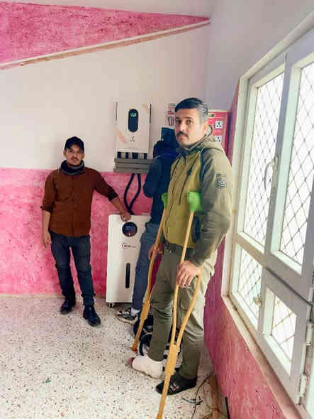 نبدأ بل صلاة على محمد وآل محمد 
💡💡💡💡💡💡💡💡💡💡
السلام عليكم 🫡 

في #الخالص  

2025/12/15

تم تجهيز وتنصيب منظومة في دار الأستاذ #ابو سيف  ..

منظومة 15 آمبير ليلي  و نهاري 20 امبير تم العمل من قبل مكتب #ضوء ديالى 

تكونت من ….

1- بطارية 🔋 ليثيوم فوسفات الحديد 15 كيلو واط نوع EVE عدد الدورات 8000 دورة  إصدار الحديث مع ربط BMS 💡

2- انفيرتر 🌞Day VOLT نضام 48 بقدرة 5.5 كيلو واط  هجين قابل للتطوير 25 آمبير وربط عل التوالي او التوازي حسب الحاجة مضاعفة عدد الامبيرات حسب الرغبة سنكل فيز او ثري فيز 

3-الواح عدد 10  قدرة الوح الواحد 620 w من 👇شركة  جينكو

4 -تم تركيب كافة القواطع الحمايه ال DC ول AC   والاسلاك المغلونة مخصصة لتحمل درجات الحرارة عالية 4 ملم .
تم استخدام الحديد المغلون مقاوم للصدأ لتثبيت لالواح  

#تم العمل من قبل مكتب #ضوء ديالى 

@الجميع #انتظرونا بعروض حصرية الجميع احجام منظومات  وبأنواعها  اسعار مناسبة مناسبة 💡🔋

أي استفسار خاص او عل الأرقام التالية:-

***********  
***********

🫡🫡💡
