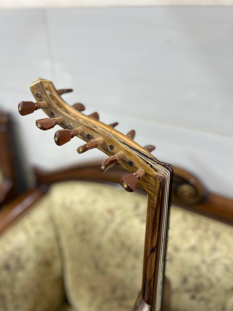 للبيع عود كهربائي هوائي ( الكتريك)  
من خشب الجوز  .. 
نظيف جدا اوتار لابيلا امريكي كاربون  ..  مع ايكولايزر ( أمريكي ) اصلي وليس تجاري ومفاتيح ابانوس
المكان / بغداد 
للتواصل / ***********
موجود مقطع فيديو للصوت
