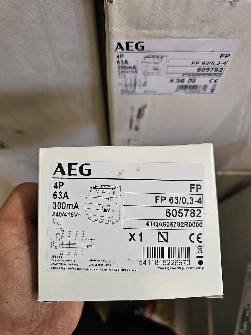 يتوفر ...
ايرث لكج ماركة AEG الايطالية أصلي باكيت ثلاثي + رباعي 
63A 4P + 63A 2P + 25A 2P
للتواصل أكثر على الخاص او على الواتساب: ***********
يوجد خدمة توصيل لكافة المحافظات 
العنوان بغداد عكد النصارى خلف جامع ابو التمن 
.....مصطفى الحجامي.......
