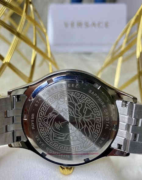 🙏🏻على بركة الله🙏🏻 
⌚️ساعة فرزاچي سويسري اصلي غنية عن التعريف⌚️ 

‏🎊Versace🎊

🟦 مينا ازرق 

🔋كوارتز 

‏date 📆

‏Swiss made🇨🇭 

‏  GMT 🌍

💡لامنوس ارقام وعقارب 

🦋بتر فلاي 

 📐 القطر ٤٢ 

 👌كامل ملحقات

🇮🇶توصيل كافة محافظات العرق 🇮🇶 

الحجز والاستفسار مراسلتنا على الصفحة  او على الموبايل  ***********  

ملاحظة / يتم فحص الساعة امام المندوب حصرا ونعتذر عن ارجاع الساعة بعد مغادرة المندوب 

 #ساعات #ساعاتي #فرزاتشي #المهندس_للساعات #ساعة #ساعات_فخمه #ساعات_رجاليه #ساعات_يد #ساعات_كشخه
