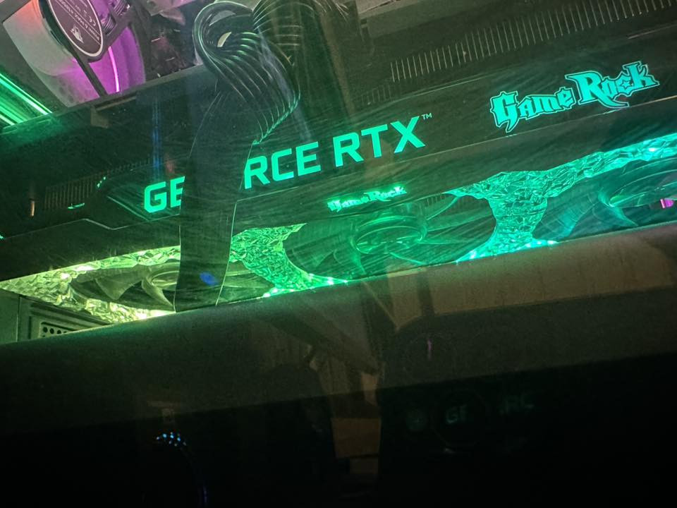 تجميعة ألعاب كاملة – 

 المواصفات:
 
• i7-10700 (8C / 16T)
 
• Palit RTX 3070 Ti GameRock (Crystal Design)
واجهة زجاجية RGB، 3 مراوح، غطاء علوي معدني
 
• RAM 16GB DDR4
 
• NVMe 256GB + SSD 1TB
 
• تبريد مائي Deepcool L240
 
• PSU 750W
 
• كيس Fantech زجاجي مع مراوح 4 تبريد ممتاز جدا

 شاشة ASUS 144Hz Full HD ips
 ماوس 12400dpiريد راكون RGB
 كيبورد ميكانيكي بلو سوج حجم 60%
 باد ماوس نوعية ممتازه 
 UPS Online FARBER

شباب التجميعة كلش جديده ومرتبة وقطع نظيفة جدا واستخدامها ممتاز ومحافظ عليها كلش 
كراتين بعض القطع موجوده وكارتون الكيس والشاشه موجودات 

بالنسبه لحرارة الكيس 
77 الكارت تحت اقوى ضغط 
حرارة المعالج ماتصعد اكثر من 66 تحت الضغط بسبب التبريد المائي

السعر مليون و350
مكاني البصرة حي الجامعة والي يحب توصيل موجود 
 هـ/***********
