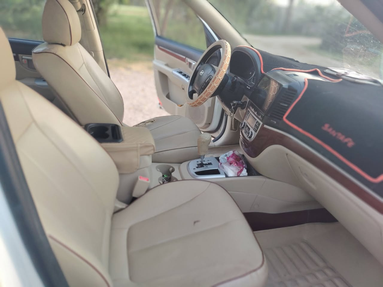 سلام عليكم  هونداي سنتافي خليجي
كامل موصفات عدا البصمه 

V6 2700
 فتحه بل سقف  
اشاير بل مري+مري شفط 
قطع تبرد 3 
كشانه جلد +تحكم الجهتين 
حساس خلفي +كامره 
مسجل شاشه 
 مابيه اي ضربه صور السانور مرفقه 
السياره بلاديه 
محرك +كير جديدات 
تخم تاير جديد 
صدر امامي +خلفي جديد 
التبريد ثلج ❄
السنويه بسمي 
السياره داخله هزه جديد 
التحويل مباشر 
السعر 135او بيه مجال 
هاذا رقم صاحب السياره 
***********
***********

