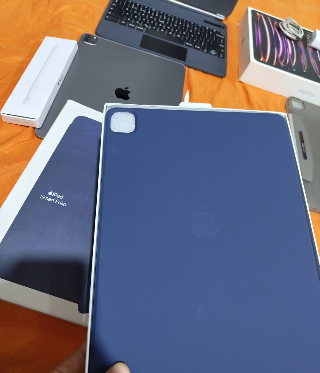 ايباد برو الحجم الكبير الجيل السادس M2
نظافة 101% 
13inch , 256gb 
-اشتريت 
الايباد برو جيل 6 - 1099$
كفر ابل 99$ (  smart folio ) كحلي بحري
قلم  80$ usb
ماجك كيبورد 80$ مغناطيسي 
كفر كاربون فايبر حقيقي بيتاكه 75$ (pitaka)
كفر ماركه esr) 60$)
كفر ماركه wiwe) 25$)
الايباد كامل ملحقات كارتون راس شحن وكيبل 
صارن عليه اكثر من 2 مليون 
ابيع 1 مليون عدل 
وصل الشراء اخر صورة
***********
يوجد توصيل - مجاني 
الي ياخذه يدلل نفسه حرفيا والف عافيه عليه
