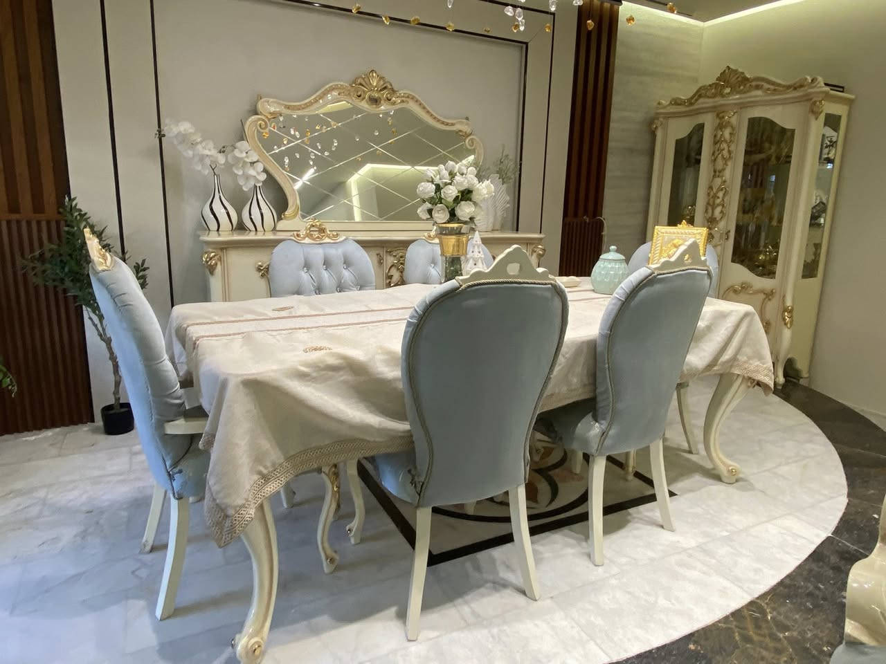 سلام عليكم تخم متكون من ١٧ قطعه مشتري من القند الي بالمنصور ب٧٠ ورقه وهسه اريده ٥مليون مكاني المنصور قرب مطعم حجي حسين وهذا رقمي ***********
