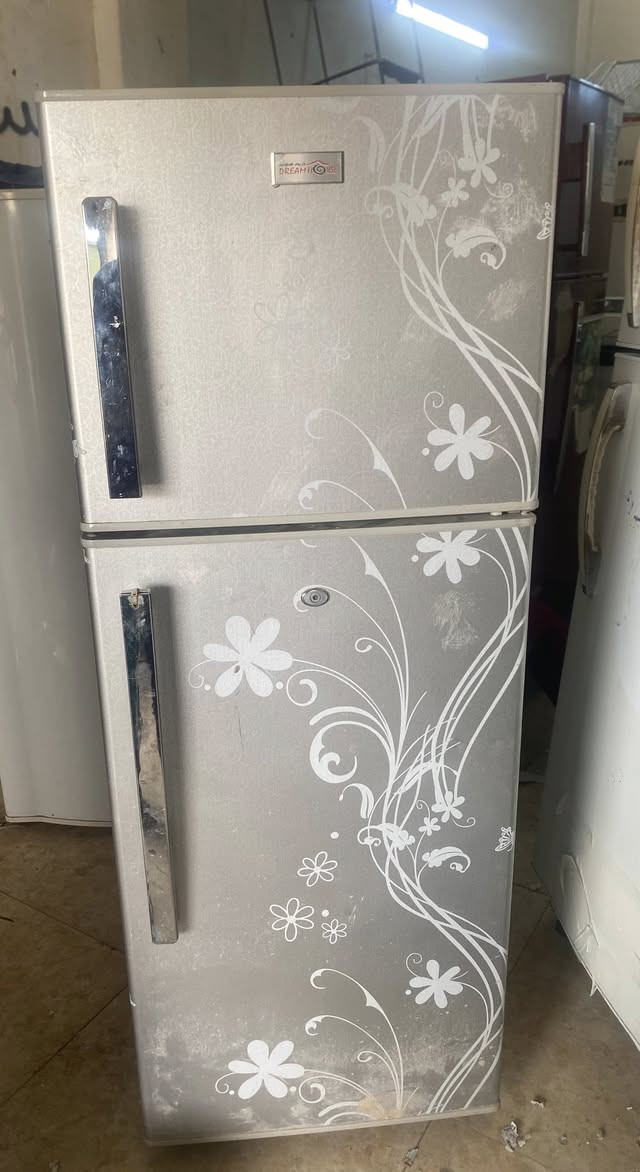 ثلاجه نضيفه عل فحص سعرها ١٣٠ وبيها مجال العنوان الديوانيه بدايه شارع سالم
***********
