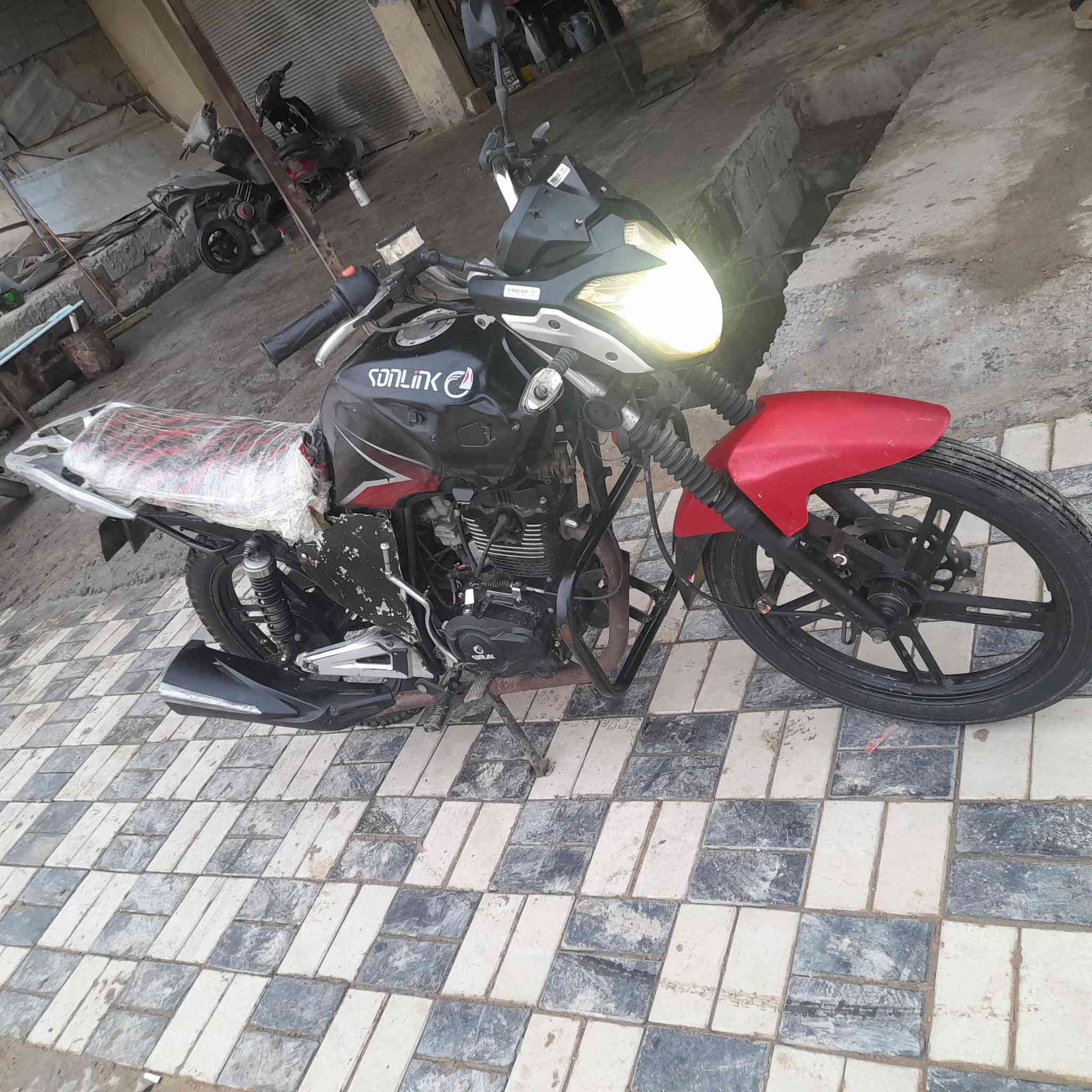 دراجه سونك حلوه مكينه اوكير ع وضع الشركه ما ممدود عليه سبانه كهربايات كله شغال نقص بس صفاحيات  او دوشمه كشن فقط اوراق بيه. كمرك كامل السعر ٥٥٠ الستفسار ***********
