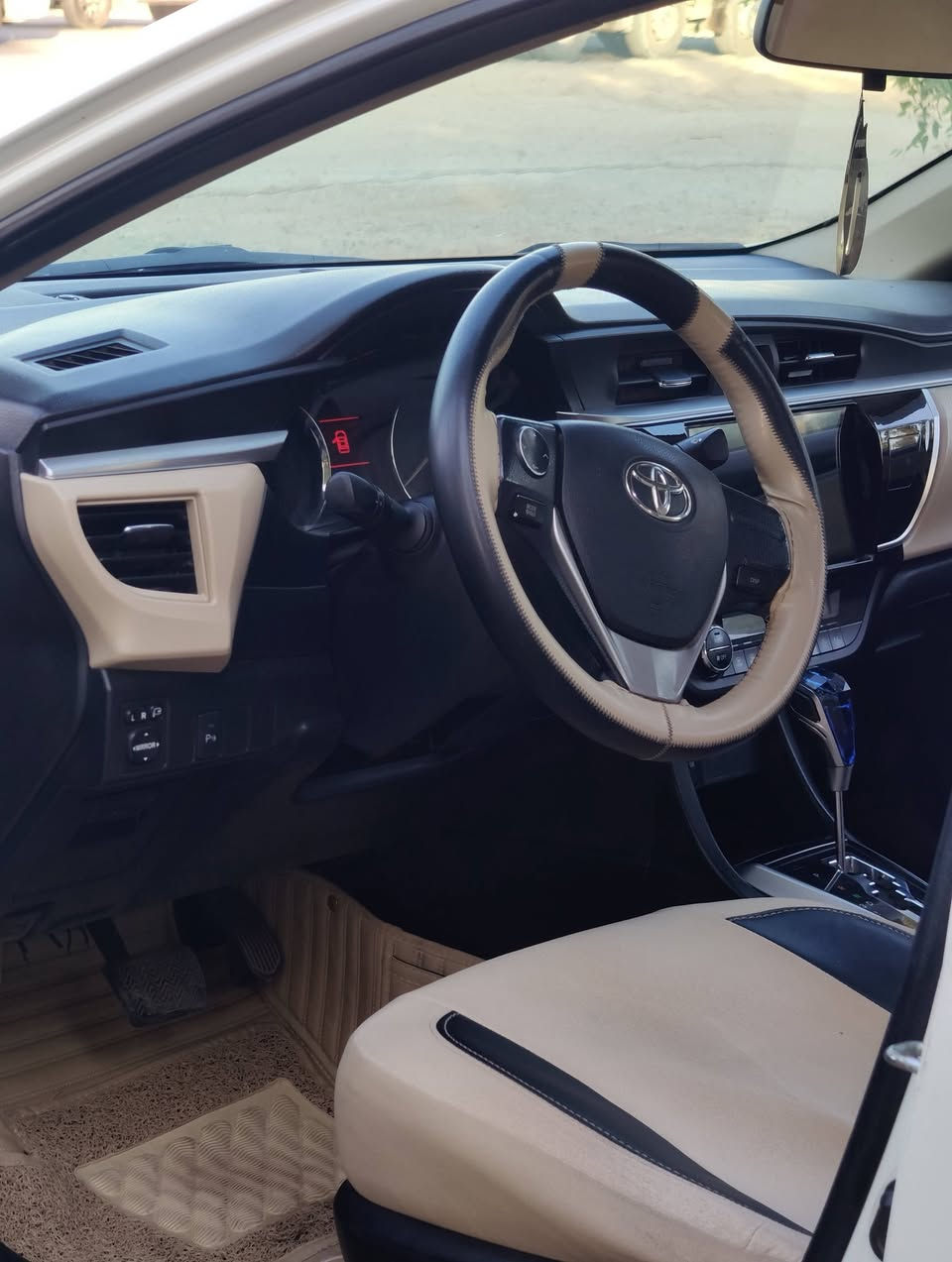 Toyota Corolla  GLi
تۆیۆتا کرۆلا 
مۆدیل 2014 
شەریکە جیهان 
مواسەفات GLi 
ڕەقەم و سەنەوی تازەیە هەتا  2029 
بەناوی خۆمانەوەیە بەشەرتی تەحویل 
گێڕ و مەکینە و ئەکسلی نەکراوەتەوە بڕغوی لێ بانەدراوە  بەشەرت و بێعەیب و زۆر مەزبوتە لەسەر بیلاد ماوەتەوە 
مەکینە 1.8 
گێڕی ئۆتۆماتیک و عادی 
مواسەفاتی :
-  ناو زەرد بیلاد
- بەصمە 
- شاشە و کامیرە 
- حاسە 
- سوکان ڤۆڵیۆم 

 سۆنەری دانراوە تەنها دوو بست سبوغی هەیە لە دۆسەی سایەق و تەواو تایەکانی تازەیەو تەقەو ڕەقەی بەشەرت زۆر تونوتۆڵ و مەزبوتە 
سعری 138$ وەرەقەو مەجالێکی کەم 
 Viber & Whats app 
***********
