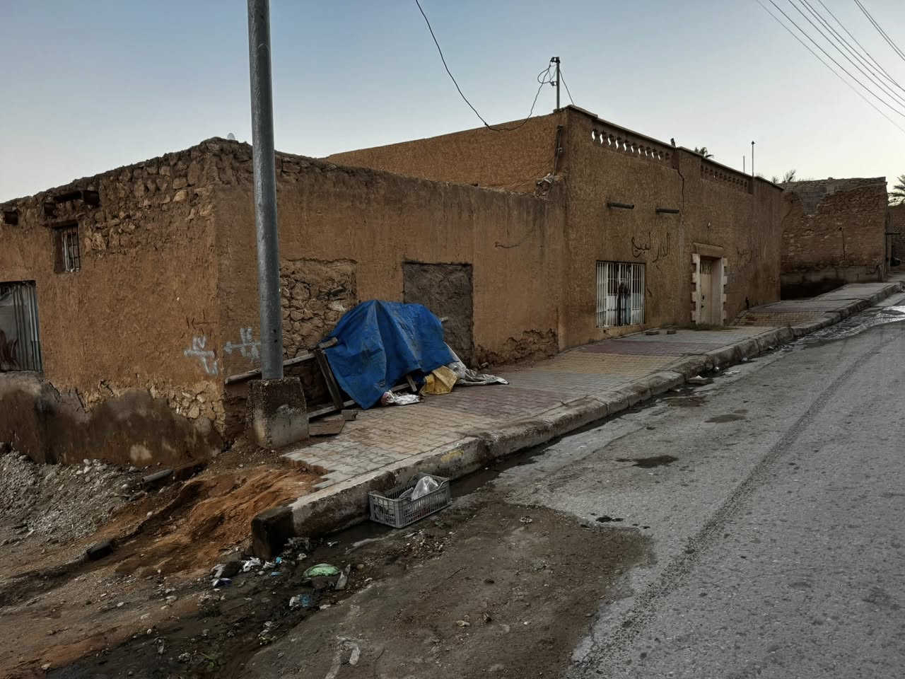 دار  تجاري بناء قديم
ركن المساحه  200 متر طابو صرف 
حالياً مؤجر 
السعر 30 مليون وبي مجال بسيط 
للاستفسار ***********/***********
زورونا موقعنا مكتب اليوسف للعقار فلكة جسر حجلان
