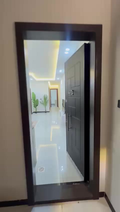 شقة طابق اول  مؤثثه
تحتوي على
٢ غرف نوم صالة مطبخ خدمات 
السعر ١٣$ورقة
***********
