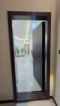 شقة طابق اول  مؤثثه تحتوي على ٢ غرف نوم صالة مطبخ خدمات  السعر ١٣$ورقة...