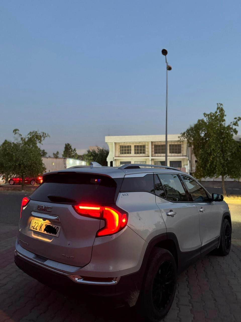 GMC Terrain 2021 SLT
چالمغی لای سەکنی هەیتی تۆزێک ناو چاملغی گرتووە قەپاغ سندوقی بستەک تعدیلی هەیە بۆنیدی سبوغە سەیارەکە فوللە دەبل ئەکسل و تاک ئەکسل ٦ دووگمە و کوشین سارد و گەرم 
سەیارەکە گێر و مەکینەی بە شەرتە کارەبایاتی بە شەرتە ئێرباگ سوکان و شان تەقیوە سیستەمە 
سەیارەکە سحری ١٤٣ وەرەقە و مەجالێ برایانەی تێدایە
*********** أربيل, العراق

