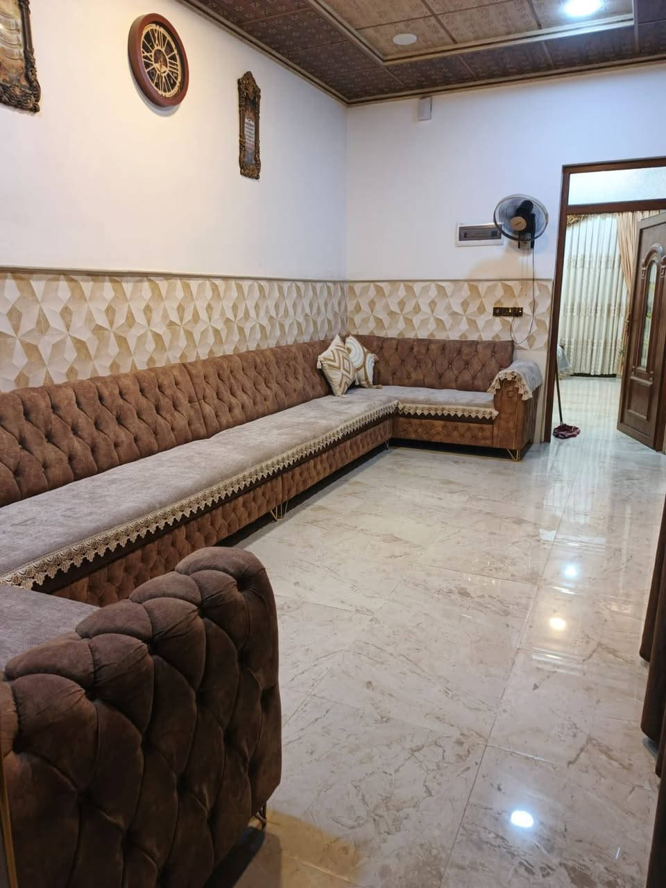 🏡 بيت للبيع – مزارع زيونة قرب سومر

📍 الموقع: مزارع زيونة، يم سومر 
📐 المساحة: 100 م²
🏗️ سنة البناء: 2022 (بناء حديث)
📏 الواجهة: 5 متر

تفاصيل الدار:
🔹 الطابق الأول:

* غرفة نوم
* هول استقبال
* مطبخ
* حمام

🔹 الطابق الثاني:

* غرفتا نوم
* حمام

📞 للاستفسار والتواصل:
***********
***********
