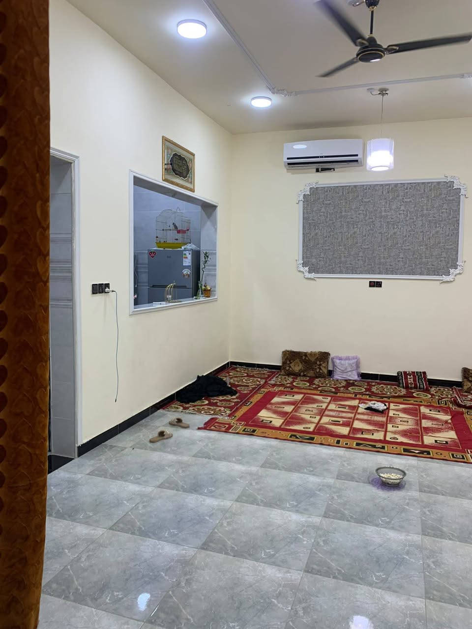 السلام عليكم ورحمه الله وبركاته
يتوفر دار سكن طابقين للبيع 

#الطابق الارضي معزول عن الطابق الثاني درج  وباب خارجي 

الموقع ابي الخصيب ـــ قرب صناعيه حمدان 

700متر عن شارع صناعيه حمدان السايدين 

#المساحه 220متر 

طابو زراعي عراقي سند 25

محتويات الطابق الارضي 

غرفتين منام استقبال -مطبخ صاله كراج سيارات مجمع صحيات  داخليه خارجيه 

مخزن -- حديقه 

#الطابق الثاني 

استقبال -مطبخ --- صاله 

غرفتين منام مجمع صحيات داخليه 

السعر 160 مليون بي مجال 

للاستفسار الاتصال على الرقم التالي 

***********
