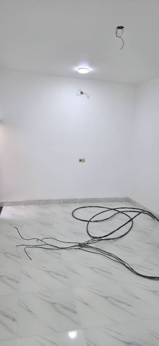 🏡 بيت للبيع – الجزيرة / باب الهوى – شارع 22
فرصة مميزة لامتلاك منزل جاهز للسكن في موقع هادئ ومخدوم.
📐 المساحة: 150 متر مربع.
مواصفات البيت:
✅ غرفتا نوم.
✅ ديوانية.
✅ هول وصالة واسعة.
✅ مطبخ.
✅ صحيات داخلية وخارجية.
✅ كراج للسيارة.
✅ بناء بلوك شغل درجة أولى.
✅ واجهة بديكور حديث.
✅ شبابيك تفصال ذات جودة عالية.
✅ البيت جاهز للسكن بالكامل.
📍 الخدمات:
- شارع بعرض 9 أمتار.
- ماء وكهرباء متوفران.
📄 الملكية:
- الأرض طابو صرف زراعي باسم عراقي.
- وكالة ومكاتبة مع نسخة من الطابو.
💰 السعر: 85 مليون دينار عراقي قابل للتفاوض.
📞 للاستفسار والمعاينة:
*********** البصرة, العراق
