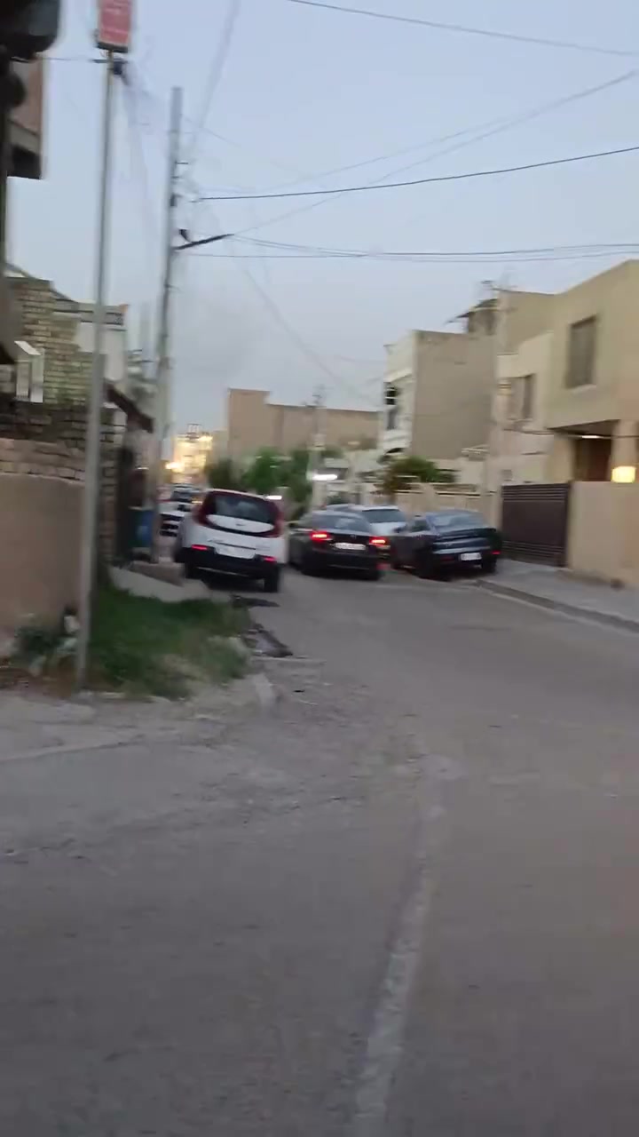 دار للايجار مساحته 80م
مدخل واحد كراج صاله ومطبخ وخدمات وغرف نوم وحد فوك ومخزن زغير
يجارة قفل 450 
موقع ابو طيارة قرب بيت جكن 
للاستفسار واتساب ***********
