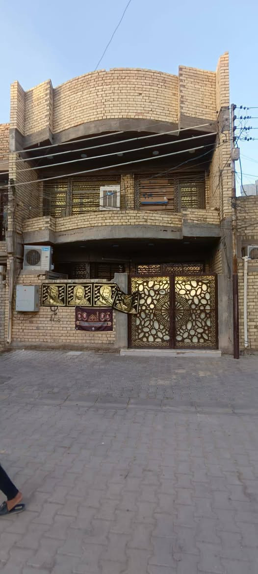 سلام عليكم 
البيت البيع بل دوانم ورة سجى قرب المصتوصف بل فرع لي بعد شارع ابو الحرار مقبيل بيت سيد نور 
البيت يحتوي  على توليت خارجي  ستقبال كبيرة غرفة نوم  هول مطبخ حار بارد حمام  بل طابق الرظي 
الطابق الاول يحتوي علة 
3 غرف نوم كبيرات+ غرفة صغيرة  حمام  بيتونة كبيرة صطح شتايكر  فول عازل فوم 
شغل درجة اولى فول رفت السقوف رباط سقف  خدمات كاملة ماء مجاري كهرباء 
مساحة 125. الاستفسار 
عل رقم بي واتساب 
***********
