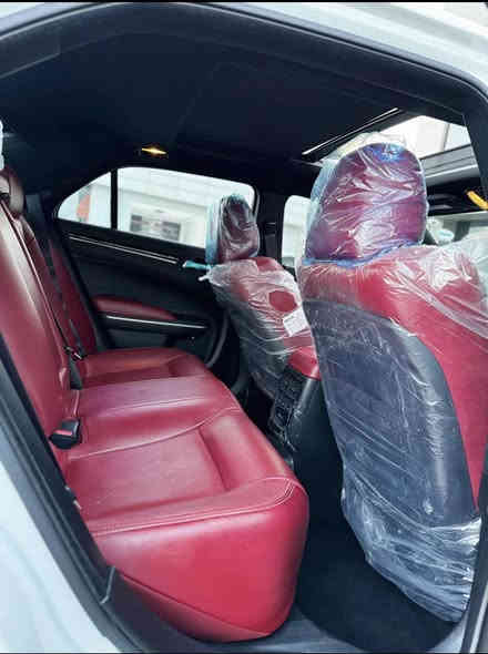 كرايسلر (اوباما) ريد اديشن 1/1
الموديل : 2021 . (كندي) . 

العداد : 32 ميل

المحرك : V6 . 3.6L . 

 

المواصفات :

*  پانوراما . 

* رادار مع مانع تصادم امامي . 

* تحذير الخروج عن المسار . 

* نقطة عمياء . 

* مصابيح امامية زنون مع LED . 

* ويل قياس 20 أنج . 

* حساسات مع مانع تصادم خلفي . 

* بردة خلفية كهربائية . 

* شاشه كبيرة مع نظام ملاحة نفكيشن GPS .

* سستم صوت الپاين مع سماعات بريميوم ودمام بلصندوق.

* مقاعد أمامية كهربائية عدد 2 . 

* ذاكرة لحفظ وضعيات الجلوس (ميموري) . 

* مقاعد أمامية تبريد وتدفئة . 

* مقاعد خلفية تدفئة . 

* تشغيل عن بعد . 

* ستيرن كهربائي . 

* تدفئة ستيرن . 

* محدد سرعة . 

* تلفون بلوتوث . 

* كاميرا خلفية .

* مرايا متحسسة للاضاءة العالية .

* كير شفتر بالستيرن . 

* دخول ذكي (بصمة) .

بدون صبغ 

بيها اقل من الشبر بارد

هزة وسنوية جديد

رقم اربيل انكليزي

مكان السياره تكريت

 رقم *********** سعره (360)
