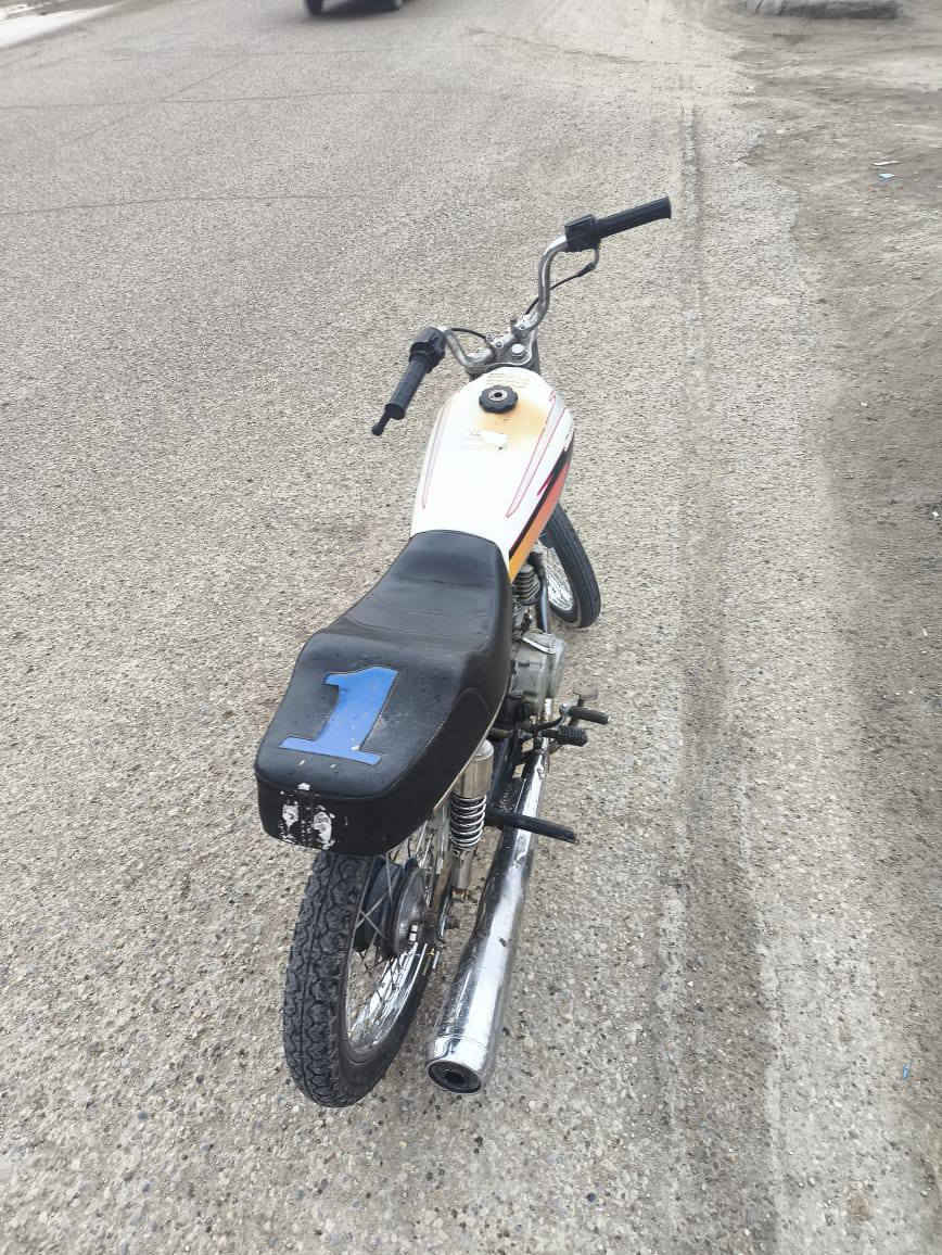 سلام عليكم درجه شاصي نامه اصلي  مكينه نامه اصلي جارده وقبق مبدل مكينه ناعمه شلعه ومعدل وياله جدد سعرها 350 وبيها مجال قليل قليل مكان ناصريه مركز ***********
