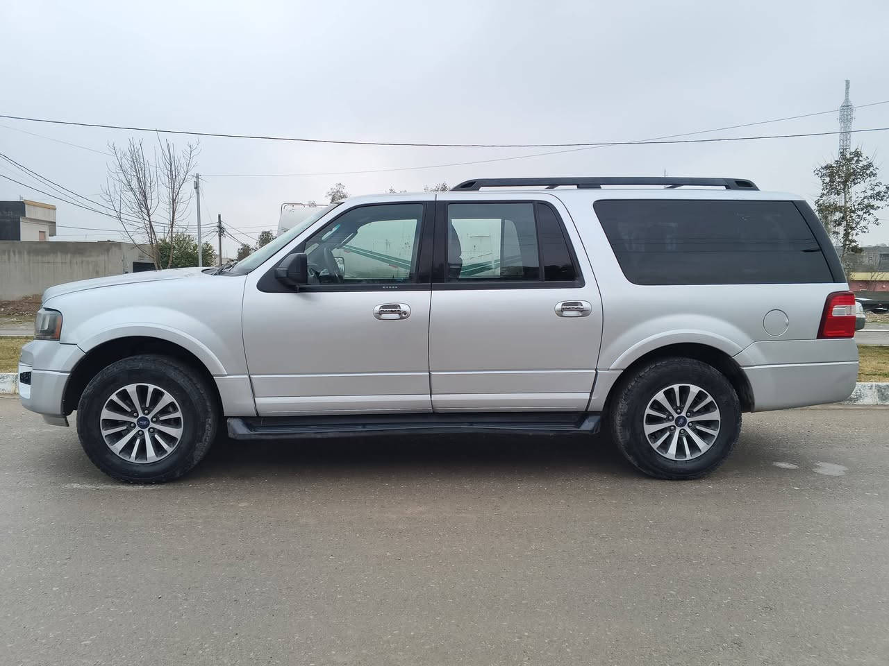 Ford expedition 2017 El XLT
فورد اكسبيديشن موديل 2017 رقم اربيل وارد امريكي -شاصي طويل المرغوب
-مواصفات: ١٢٠ مايل ماشية 
-دفع رباعي اربع مودات 2H 4H 4L 4A 4*4
-لايت زينون بلادي 
-كير عادي و اوتوماتيكي ٦ سرعات 
-محرك ٣.٥ توين تيربو
-عدد الركاب ٨
-تبريد مركزي للصندوق 
-تحكم في تبريد و تدفئة في صف الثاني 
-كاميرا خلفية 
-رادارات امامية و خلفية 
-صندوق جك زجاج خلفي جك كشنات يدوي صعود و نزول
-فتح صندوق من خلال السويج
-كود الباب 
-اوتو باركينك كراج تلقائي
-كيج الكتروني + مؤشر عادي شاشة الكترونية 
-سيرفس كامل للسوائل قبل شهر هيدروليك و محرك
-فتح جامات الجانبي صف الثالث كهربائي
-مانع الضباب للجام الامامي وخلفي 
-تبريد متوسط و AC و عالي Max AC 
-مجموعة مودات تدفئة 
-دوسة كهربائية ستيرن كهربائي 
-ثلاجة في الوسط 
-منافذ طاقة ١٢ فولت امامي وسط و خلفي 
تحكم في المسجل في صف الثاني والمودات 
-سايد بريك دوسة 
-تحكمات ستيرن تسجيل مكالمة تحديد سرعة تعلي و -نصي صوت كامل 
-التحكم في مراية جانبية 
-زر مانع الانزلاق
-زر نزول في الرتفعات
-رفع و خفض نسبة الوضوء دشبول 
-واماكن الخزن لا تعد ولاتحصي 
-جام الصف الثاني اسود موجودة مع السيارة

بالنسبة للضرر السيارة عدها ثلاث قطع بدون دواخل جاملغ امامي والبنيد و باب الصدر كير والمحرك والحدادية بشرط 
الهزة والسنوية بارحة جددتها لحد 2031 والسيارة باسمي
رقم اربيل انكليزي 
رقم صاحب السيارة 
*********** + واتس
*********** 
السعر 180 ورقة بيع سريع
