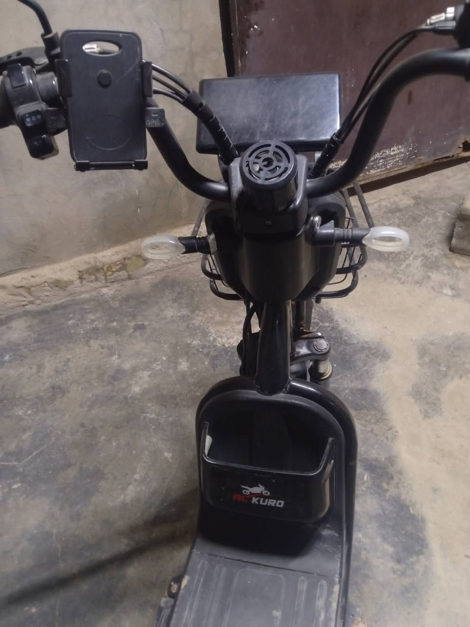 السلام عليكم دراجة شحن للبيع الدراجة مابيهة اي نقص بطاريات نضيفات الدراجة خير من الله السعر 300 أو بيها مجال حك الجية المكان بغداد البياع شرطة الخامسة *********** وبي واتساب
