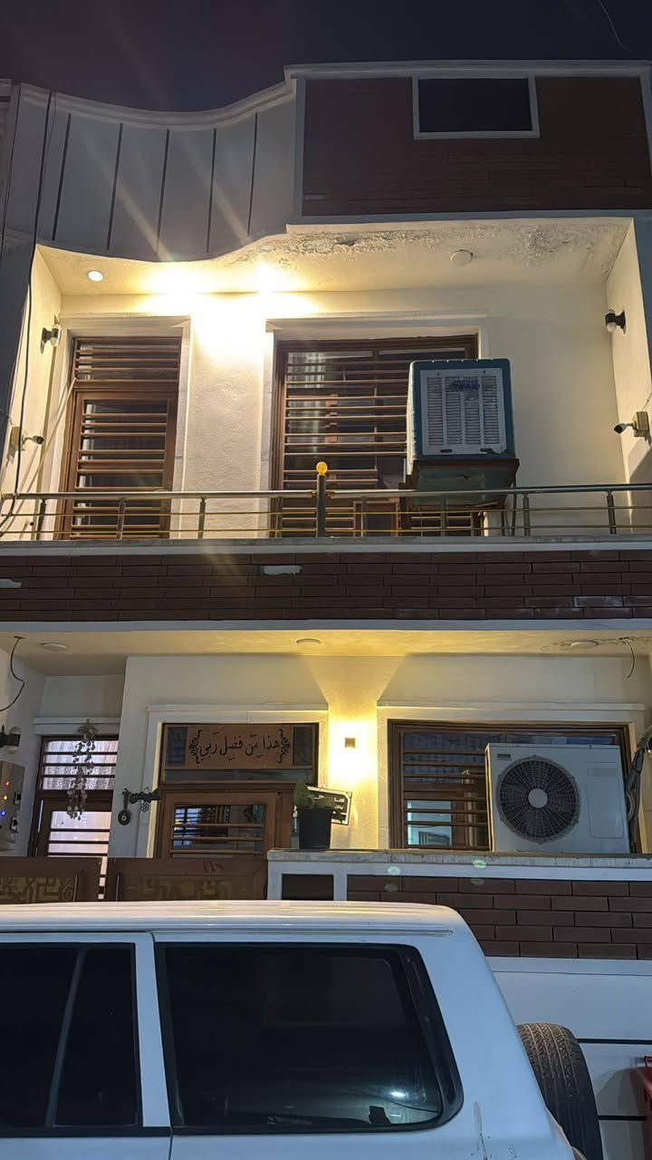 السلام عليكم بيت للبيع طابو زراعي سند25 بناء جديد المساحة 90متر طابقين يحتوي على 3غرف نوم صاله مطبخ صحيات مدخلين الموقع الدورة شارع 60 خدمات كاملة 
***********
