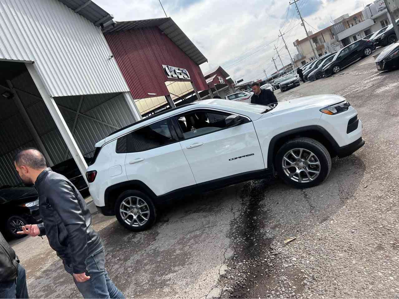 ئەمە ڕێکخستنەوەیەکی جوان و پوختەیە بۆ زانیارییەکانی ئۆتۆمبێلەکەت بە زمانی کوردی، کە گونجاوە بۆ پۆستکردن و فرۆشتن:

جێب کۆمپاس ٢٠٢٤ (Jeep Compass 2024)

تایبەتمەندییەکان:

مۆدێل: ٢٠٢٤

ڕەنگ: سپی

ژمارە: کاتی (٩٠ ڕۆژ)

بزوێنەر: ٤ پستن تۆربۆ (بەهێز و کەم مەسرەف)

سیستەمی گێڕ: دەبڵ ئەکسل (4x4)

مواسەفاتەکان (فول مواسەفات بەبێ پانۆراما):

کوشین: جلد، سارد و گەرم (Full Leather Heated & Cooled Seats)

سوکان: سارد و گەرم

شاشە: شاشە گەورەی نوێ

کارپێکردن: بەسمە و شەغالە (Keyless Entry & Remote Start)

تایە: ٤ تایە و ویلی نوێی لەسەرە

سیستەمی لێخوڕین: خاوەنی چەندین مۆدی لێخوڕینە وەک (بەفر، سەرچیا، قور و لم)

سیستەمی سەلامەتی و یارمەتیدەری شۆفێر:

ڕادار: ڕاداری پێش و دوا

خەتی جادە: سیستەمی ئاگادارکردنەوە و گەڕانەوە بۆ ناو خەت

تەحدید سورعە: سیستەمی جێگیرکردنی خێرایی (Cruise Control)

ئەم ئۆتۆمبێلە هەموو مواسەفاتێکی فوولی تێدایە تەنها سەقفی پانۆراما نییە.

للبيع: جيب كومباس 2024 (Jeep Compass 2024)

المواصفات العامة:

الموديل: 2024.

اللون: أبيض.

الرقم: رقم مؤقت (90 يوم).

المحرك: 4 سلندر توربو (قوة واقتصاد في الوقود).

نظام الدفع: دبل اكسل (4WD) مع وضعيات قيادة متعددة (الثلج، الطرق الجبلية، والمنحدرات).

المواصفات الداخلية والراحة (فول مواصفات ما عدا البانوراما):

الشاشة: شاشة كبيرة تعمل باللمس مع أحدث الأنظمة.

الكراسي: جلد فاخر، مزودة بنظام تدفئة وتبريد.

المقود (الستيرن): مزود بنظام تدفئة وتبريد.

التشغيل: نظام البصمة مع خاصية التشغيل عن بُعد.

الأنظمة والتقنيات:

الأمان: رادار خلفي وأمامي، نظام تنبيه الخروج عن المسار (تحديد مسار).

السرعة: نظام تثبيت وتحديد السرعة (Cruise Control).

العجلات: 4 إطارات مع "ويلات" جديدة تماماً. أربيل, العراق


**إذا كنت صاحب هذا الإعلان وتريد حذفه لأي سبب، رجاءا أرسل رسالة إلى الدعم الفني**