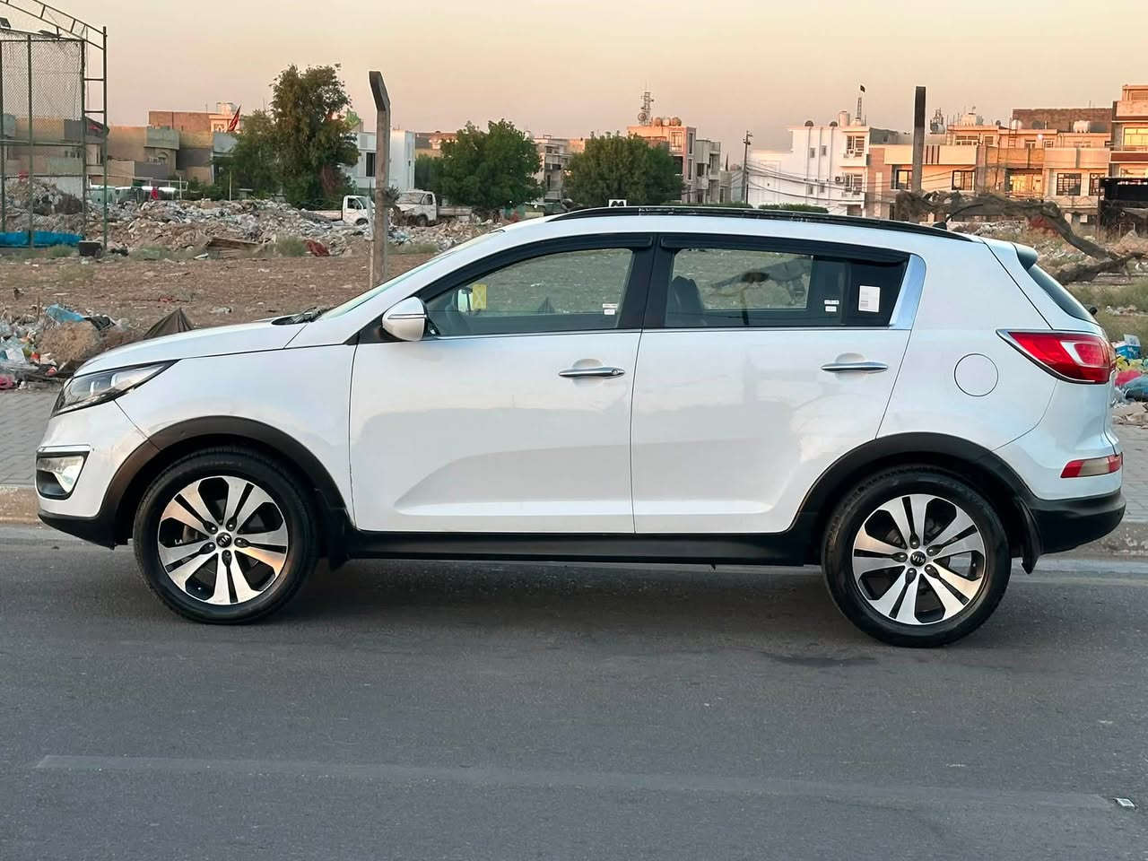 مرحبا حبايبي هاي كيه اسبورتج خليجي مكينه ٢٤٠٠ السياره بيهة قطع اكلير بدون اي حادث واني ابيع هاذ الموجود عل هاي لحطه السياره مانقصهة برغي جهزه من كلشي 
الموديل ١٤ السعر ١٠٧ وهاذ رقمي ***********
