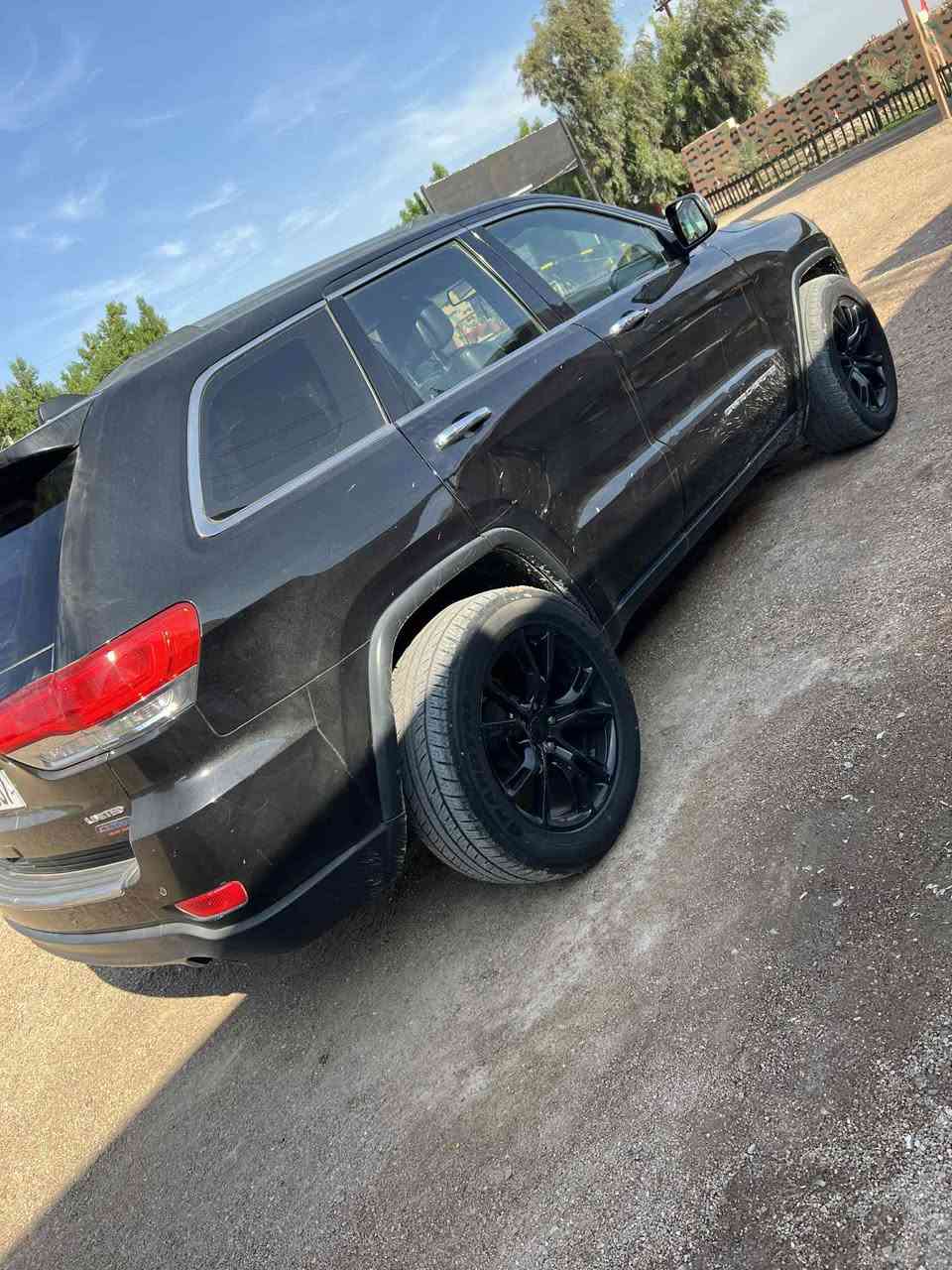 السلام عليكم
جيب لاريدو 2015 فول الفول 1/1 محرك 3600
تخم ويل srt اصلي وسبيسرات اصلية 
شاشه جبيره وتحكمات ستيرن وكشنات كهرباء 
لون اسود 
رقم بغداد تحويل ثاني يوم باسمي ✅
السعر 175 
***********
مكاني بابل المسيب
