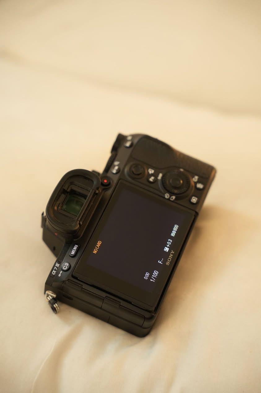 للبيع 
Sony alpha a7iii 
الشتر  غالبا 20 الف 
نضافة 99% ممتازة جدا
وياها الملحقات الكارتون والشاحنة 
*********** واتساب
