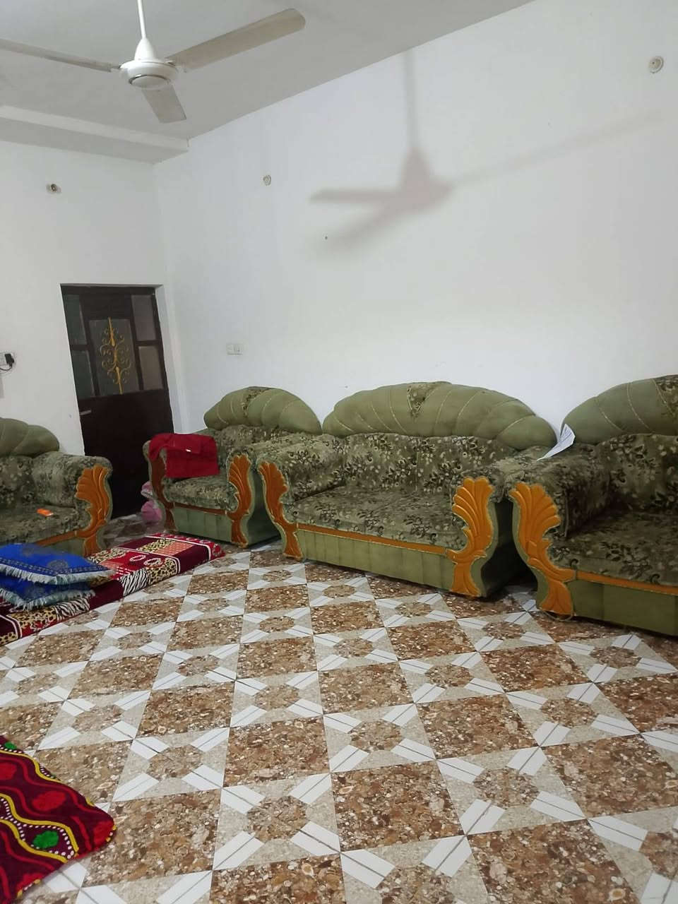 السلام عليكم 
بيت للبيع المحموديه حي بلال قريب السيطره مال نهر القائد زراعي سند 25 

مساحه 180 م 
الطابق الاول كراج وحديقه استقبال ومطبخ وحمامات وصاله وغرفتين نوم وحده جبيره وحده زغيره مال اطفال بالاضافه الى ترك ومنور 
الطابق الثاني سطح وغرفه وصاله ومطبخ ضمن الصاله وحمامات 
نقص البيت الكراج يراد ينعاد السيراميك مالته كافع 
منطقه كامل خدمات مي مجاري كهرباء مولد انترنت ضوئي 
السعر 65 بي مجال بسيط 

***********
