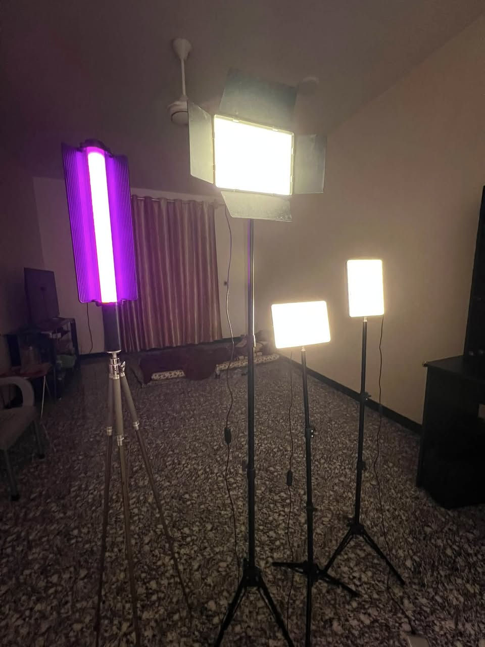للبيع عدة إضاءة تصوير كاملة 📸💡
تتضمن:
                                                                 ️ 1 RGB Wand
▫️ 5 إضاءات
▫️ 4 ستاندات
▫️ حقيبة حمل
▫️ شغالة 100٪

للمهتم خاص  *********** 📞
